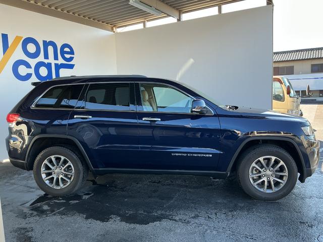 ジープ・グランドチェロキー リミテッド　８ＡＴ　４ＷＤ　マイナーチェンジ＆エアサスモデル・オプションカラー・ＥＴＣ・フロントベンチレーション・ステアリングヒーター・ＤＴＶチューナー・パワーテールゲート・バックカメラ・クルーズコントロール（2枚目）