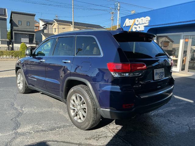 ジープ・グランドチェロキー リミテッド　８ＡＴ　４ＷＤ　マイナーチェンジ＆エアサスモデル・オプションカラー・ＥＴＣ・フロントベンチレーション・ステアリングヒーター・ＤＴＶチューナー・パワーテールゲート・バックカメラ・クルーズコントロール（4枚目）