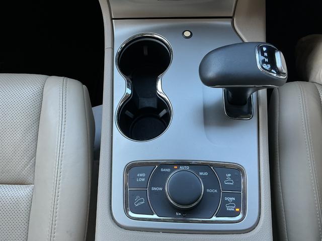 ジープ・グランドチェロキー リミテッド　８ＡＴ　４ＷＤ　マイナーチェンジ＆エアサスモデル・オプションカラー・ＥＴＣ・フロントベンチレーション・ステアリングヒーター・ＤＴＶチューナー・パワーテールゲート・バックカメラ・クルーズコントロール（20枚目）