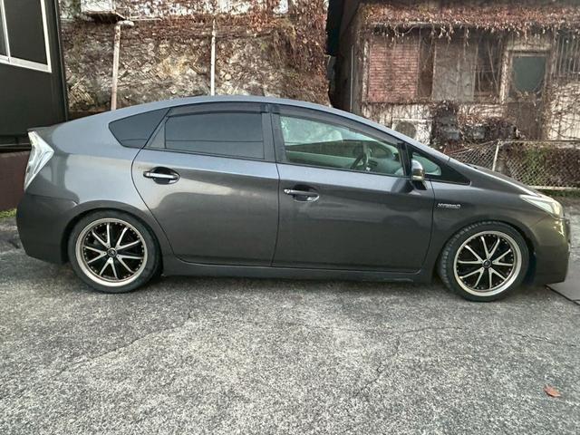 プリウス S LEDエディション 禁煙車・ユーザー買取・ナビ・バックカメラ・Bluetooth・ETC・白シート・ステアリングリモコン・プッシュスタート・社外アルミ18インチ・ダウンサス(8枚目)