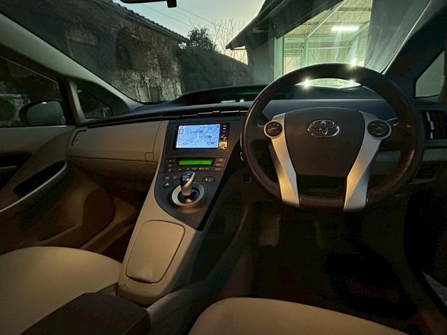 プリウス S LEDエディション 禁煙車・ユーザー買取・ナビ・バックカメラ・Bluetooth・ETC・白シート・ステアリングリモコン・プッシュスタート・社外アルミ18インチ・ダウンサス(33枚目)