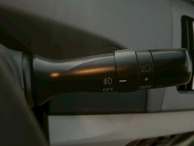 プリウス S LEDエディション 禁煙車・ユーザー買取・ナビ・バックカメラ・Bluetooth・ETC・白シート・ステアリングリモコン・プッシュスタート・社外アルミ18インチ・ダウンサス(38枚目)