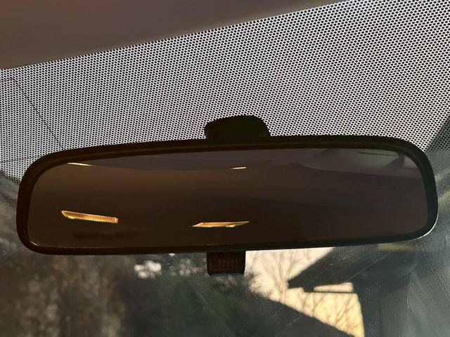 プリウス S LEDエディション 禁煙車・ユーザー買取・ナビ・バックカメラ・Bluetooth・ETC・白シート・ステアリングリモコン・プッシュスタート・社外アルミ18インチ・ダウンサス(54枚目)