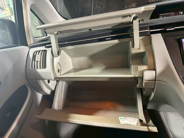 プリウス S LEDエディション 禁煙車・ユーザー買取・ナビ・バックカメラ・Bluetooth・ETC・白シート・ステアリングリモコン・プッシュスタート・社外アルミ18インチ・ダウンサス(55枚目)