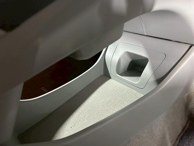 プリウス S LEDエディション 禁煙車・ユーザー買取・ナビ・バックカメラ・Bluetooth・ETC・白シート・ステアリングリモコン・プッシュスタート・社外アルミ18インチ・ダウンサス(56枚目)