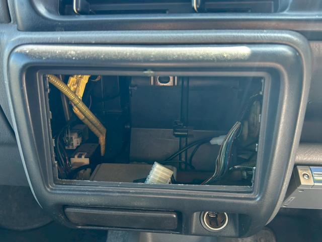 ジムニー ＦＩＳフリースタイルワールドカップリミテッド　オートマ車　リフトアップ　ルーフラック　スキッドプレート　社外バンパーＦ＆Ｒ　ブロックタイヤ　社外マフラー　レザー調シートカバー　社外サス　社外オーバーフェンダー　社外アルミ　給油キャップクリア（52枚目）