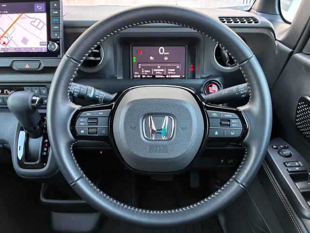 N-BOXカスタム コーディネートスタイル リア左右パワースライドドア 運転席&助手席シートヒーター コンビニフック付シートバックテーブル(運転席&助手席) 左右独立式リアセンターアームレスト グレーステッチ本革巻ス(3枚目)