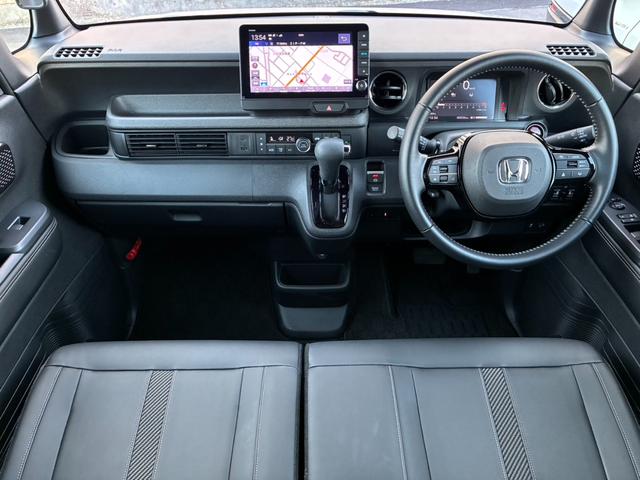 N-BOXカスタム コーディネートスタイル リア左右パワースライドドア 運転席&助手席シートヒーター コンビニフック付シートバックテーブル(運転席&助手席) 左右独立式リアセンターアームレスト グレーステッチ本革巻ス(4枚目)