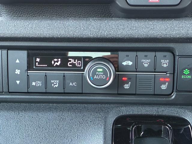 N-BOXカスタム コーディネートスタイル リア左右パワースライドドア 運転席&助手席シートヒーター コンビニフック付シートバックテーブル(運転席&助手席) 左右独立式リアセンターアームレスト グレーステッチ本革巻ス(11枚目)