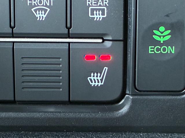 N-BOXカスタム コーディネートスタイル リア左右パワースライドドア 運転席&助手席シートヒーター コンビニフック付シートバックテーブル(運転席&助手席) 左右独立式リアセンターアームレスト グレーステッチ本革巻ス(12枚目)