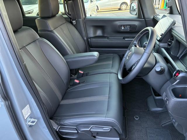 N-BOXカスタム コーディネートスタイル リア左右パワースライドドア 運転席&助手席シートヒーター コンビニフック付シートバックテーブル(運転席&助手席) 左右独立式リアセンターアームレスト グレーステッチ本革巻ス(13枚目)