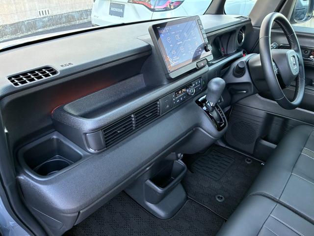 N-BOXカスタム コーディネートスタイル リア左右パワースライドドア 運転席&助手席シートヒーター コンビニフック付シートバックテーブル(運転席&助手席) 左右独立式リアセンターアームレスト グレーステッチ本革巻ス(16枚目)