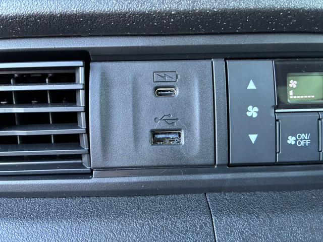 N-BOXカスタム コーディネートスタイル リア左右パワースライドドア 運転席&助手席シートヒーター コンビニフック付シートバックテーブル(運転席&助手席) 左右独立式リアセンターアームレスト グレーステッチ本革巻ス(17枚目)