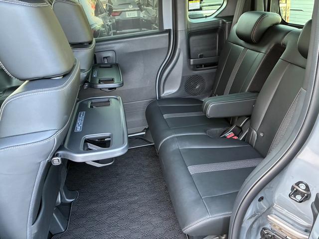N-BOXカスタム コーディネートスタイル リア左右パワースライドドア 運転席&助手席シートヒーター コンビニフック付シートバックテーブル(運転席&助手席) 左右独立式リアセンターアームレスト グレーステッチ本革巻ス(18枚目)
