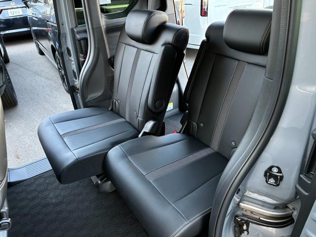 N-BOXカスタム コーディネートスタイル リア左右パワースライドドア 運転席&助手席シートヒーター コンビニフック付シートバックテーブル(運転席&助手席) 左右独立式リアセンターアームレスト グレーステッチ本革巻ス(19枚目)