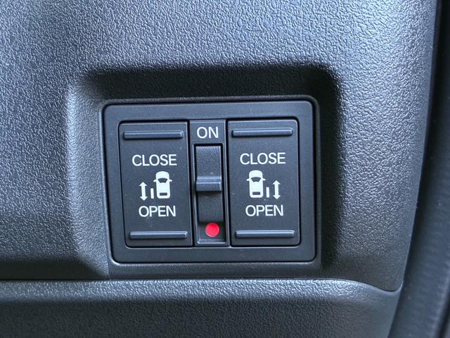 N-BOXカスタム コーディネートスタイル リア左右パワースライドドア 運転席&助手席シートヒーター コンビニフック付シートバックテーブル(運転席&助手席) 左右独立式リアセンターアームレスト グレーステッチ本革巻ス(22枚目)