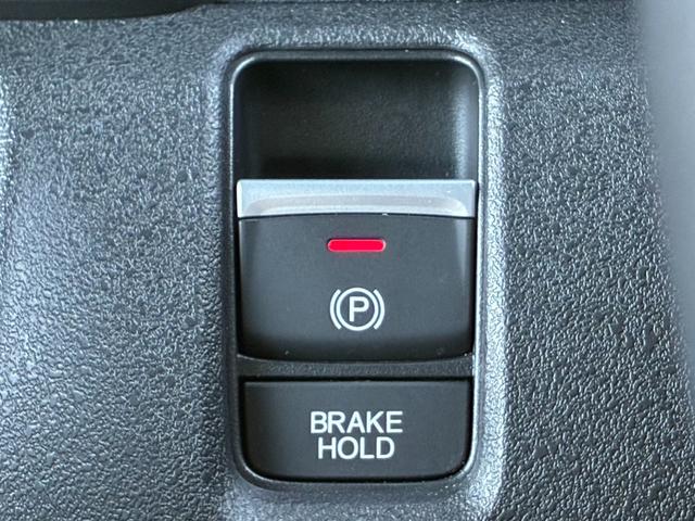 N-BOXカスタム コーディネートスタイル リア左右パワースライドドア 運転席&助手席シートヒーター コンビニフック付シートバックテーブル(運転席&助手席) 左右独立式リアセンターアームレスト グレーステッチ本革巻ス(26枚目)