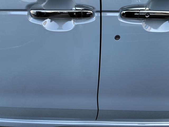 N-BOXカスタム コーディネートスタイル リア左右パワースライドドア 運転席&助手席シートヒーター コンビニフック付シートバックテーブル(運転席&助手席) 左右独立式リアセンターアームレスト グレーステッチ本革巻ス(31枚目)