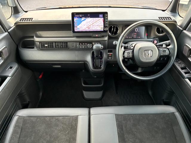 N-BOXカスタム ターボ リア左右パワースライドドア 運転席&助手席シートヒーター マルチビューカメラシステム パドルシフト 左右独立式リアセンターアームレスト シートバックテーブル 本革巻ス(3枚目)