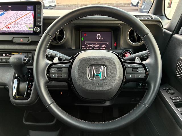 N-BOXカスタム ターボ リア左右パワースライドドア 運転席&助手席シートヒーター マルチビューカメラシステム パドルシフト 左右独立式リアセンターアームレスト シートバックテーブル 本革巻ス(4枚目)