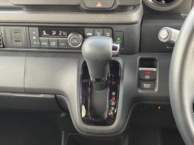 N-BOXカスタム ターボ リア左右パワースライドドア 運転席&助手席シートヒーター マルチビューカメラシステム パドルシフト 左右独立式リアセンターアームレスト シートバックテーブル 本革巻ス(8枚目)