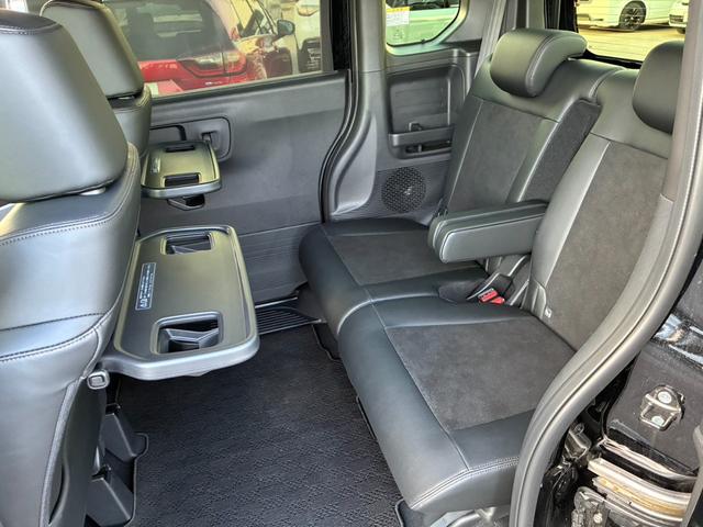N-BOXカスタム ターボ リア左右パワースライドドア 運転席&助手席シートヒーター マルチビューカメラシステム パドルシフト 左右独立式リアセンターアームレスト シートバックテーブル 本革巻ス(17枚目)
