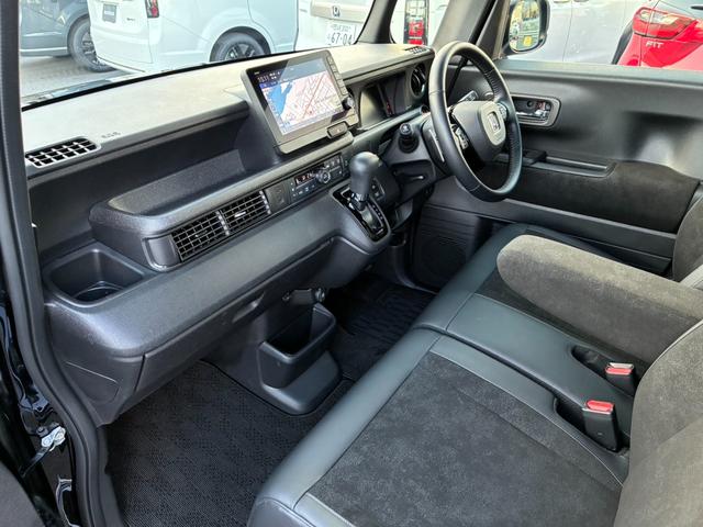 N-BOXカスタム ターボ リア左右パワースライドドア 運転席&助手席シートヒーター マルチビューカメラシステム パドルシフト 左右独立式リアセンターアームレスト シートバックテーブル 本革巻ス(18枚目)