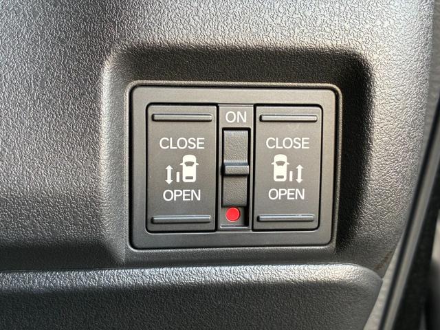 N-BOXカスタム ターボ リア左右パワースライドドア 運転席&助手席シートヒーター マルチビューカメラシステム パドルシフト 左右独立式リアセンターアームレスト シートバックテーブル 本革巻ス(24枚目)