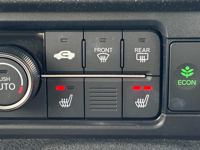 N-BOXカスタム ターボ リア左右パワースライドドア 運転席&助手席シートヒーター マルチビューカメラシステム パドルシフト 左右独立式リアセンターアームレスト シートバックテーブル 本革巻ス(28枚目)