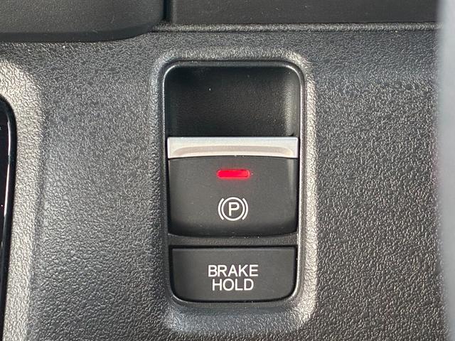 N-BOXカスタム ターボ リア左右パワースライドドア 運転席&助手席シートヒーター マルチビューカメラシステム パドルシフト 左右独立式リアセンターアームレスト シートバックテーブル 本革巻ス(29枚目)