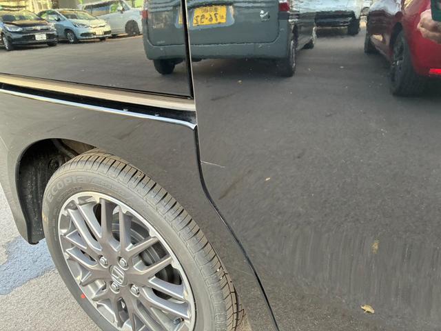 N-BOXカスタム ターボ リア左右パワースライドドア 運転席&助手席シートヒーター マルチビューカメラシステム パドルシフト 左右独立式リアセンターアームレスト シートバックテーブル 本革巻ス(32枚目)