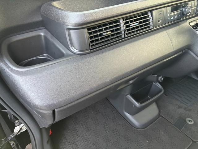 N-BOXカスタム ターボ リア左右パワースライドドア 運転席&助手席シートヒーター マルチビューカメラシステム パドルシフト 左右独立式リアセンターアームレスト シートバックテーブル 本革巻ス(35枚目)