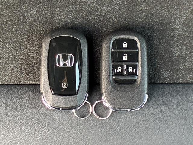 N-BOXカスタム ターボ リア左右パワースライドドア 運転席&助手席シートヒーター マルチビューカメラシステム パドルシフト 左右独立式リアセンターアームレスト シートバックテーブル 本革巻ス(36枚目)