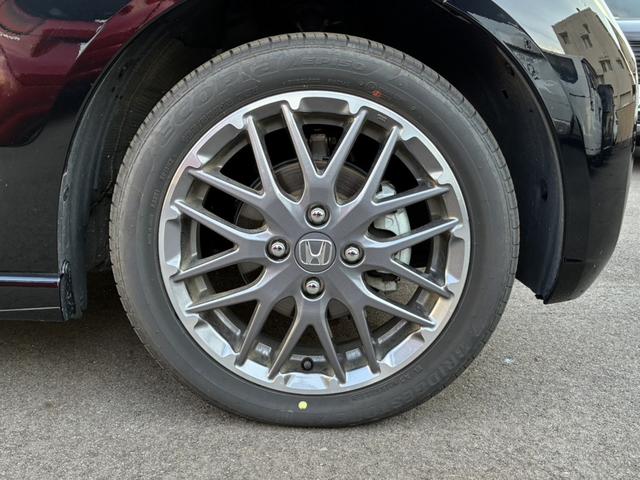 N-BOXカスタム ターボ リア左右パワースライドドア 運転席&助手席シートヒーター マルチビューカメラシステム パドルシフト 左右独立式リアセンターアームレスト シートバックテーブル 本革巻ス(37枚目)