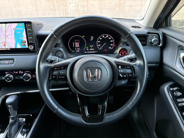 ヴェゼル ｅ：ＨＥＶＺ　ブラインドスポットインフォメーション　	ハンズフリーアクセスパワーテールゲート（予約クローズ機能付）　	親水／ヒーテッドドアミラー＋熱線入りフロントウインドウ＋前席シートヒータ（4枚目）