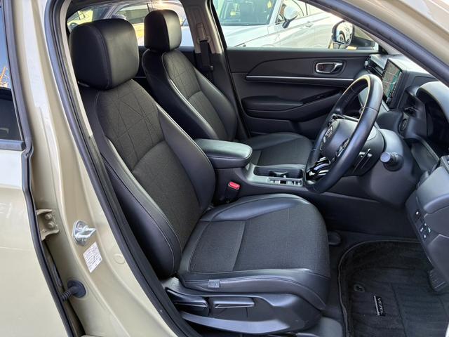 ヴェゼル ｅ：ＨＥＶＺ　ブラインドスポットインフォメーション　	ハンズフリーアクセスパワーテールゲート（予約クローズ機能付）　	親水／ヒーテッドドアミラー＋熱線入りフロントウインドウ＋前席シートヒータ（12枚目）