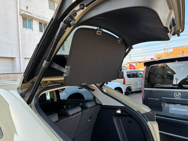 ヴェゼル ｅ：ＨＥＶＺ　ブラインドスポットインフォメーション　	ハンズフリーアクセスパワーテールゲート（予約クローズ機能付）　	親水／ヒーテッドドアミラー＋熱線入りフロントウインドウ＋前席シートヒータ（15枚目）