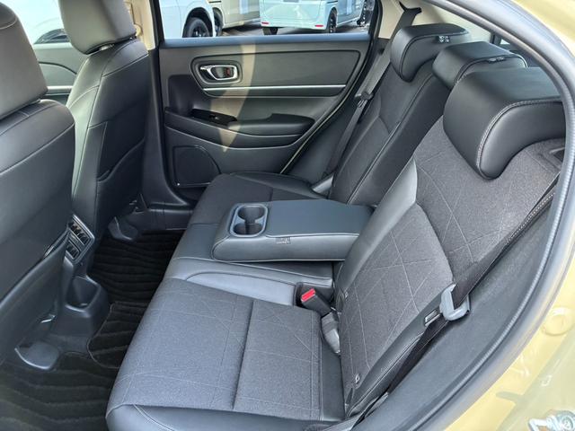 ヴェゼル ｅ：ＨＥＶＺ　ブラインドスポットインフォメーション　	ハンズフリーアクセスパワーテールゲート（予約クローズ機能付）　	親水／ヒーテッドドアミラー＋熱線入りフロントウインドウ＋前席シートヒータ（17枚目）