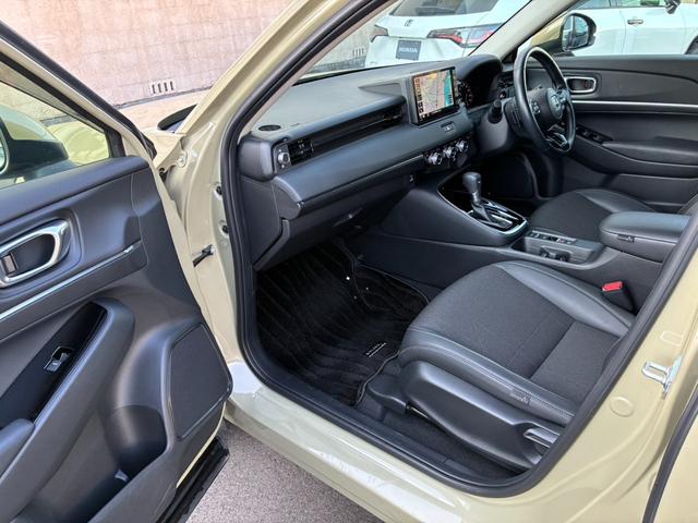 ヴェゼル ｅ：ＨＥＶＺ　ブラインドスポットインフォメーション　	ハンズフリーアクセスパワーテールゲート（予約クローズ機能付）　	親水／ヒーテッドドアミラー＋熱線入りフロントウインドウ＋前席シートヒータ（21枚目）