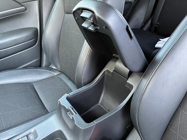 ヴェゼル ｅ：ＨＥＶＺ　ブラインドスポットインフォメーション　	ハンズフリーアクセスパワーテールゲート（予約クローズ機能付）　	親水／ヒーテッドドアミラー＋熱線入りフロントウインドウ＋前席シートヒータ（29枚目）