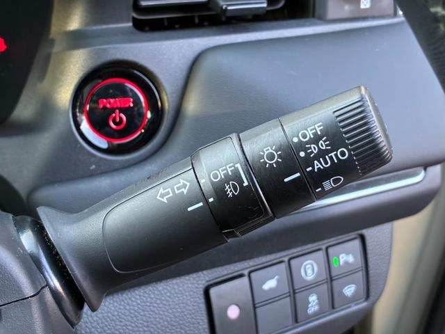 ヴェゼル ｅ：ＨＥＶＺ　ブラインドスポットインフォメーション　	ハンズフリーアクセスパワーテールゲート（予約クローズ機能付）　	親水／ヒーテッドドアミラー＋熱線入りフロントウインドウ＋前席シートヒータ（36枚目）