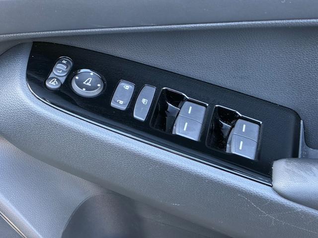 ヴェゼル ｅ：ＨＥＶＺ　ブラインドスポットインフォメーション　	ハンズフリーアクセスパワーテールゲート（予約クローズ機能付）　	親水／ヒーテッドドアミラー＋熱線入りフロントウインドウ＋前席シートヒータ（38枚目）