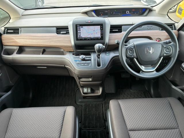 フリード Ｇ・ホンダセンシング　リア両側パワースライドドア　センターテーブル　オートリトラミラー　	Ｃパッケージ　ＥＴＣ車載器（ナビ連動）　運転席＋助手席シートヒーター　ロールサンシェード（3枚目）