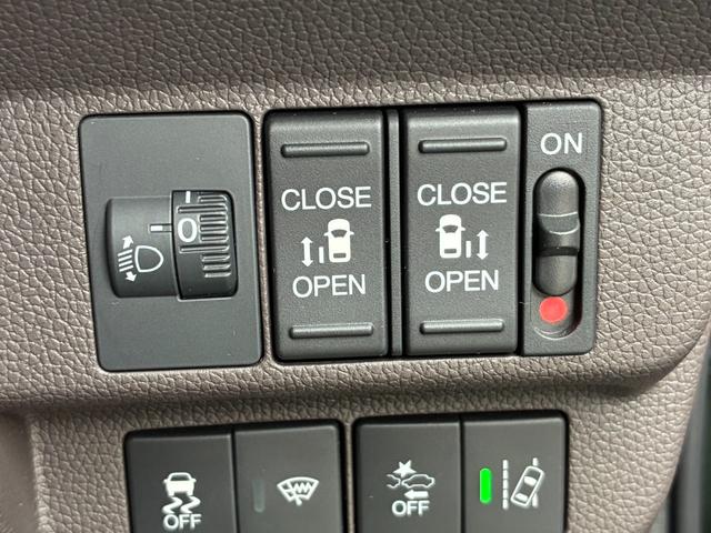 フリード Ｇ・ホンダセンシング　リア両側パワースライドドア　センターテーブル　オートリトラミラー　	Ｃパッケージ　ＥＴＣ車載器（ナビ連動）　運転席＋助手席シートヒーター　ロールサンシェード（11枚目）