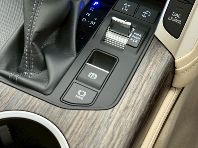 ランドクルーザー ＺＸ　【ディーゼル車】　内装ベージュ　カラードフェンダー付きモデリスタエアロ　１２．３インチＪＢＬナビ　　リアエンターテイメントシステム　空気圧センサー　電動デフロック　ブラックルーフレール　　純正２０ＡＷ（64枚目）