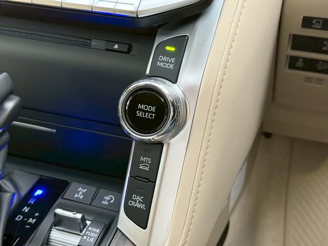 ランドクルーザー ＺＸ　【ディーゼル車】　内装ベージュ　カラードフェンダー付きモデリスタエアロ　１２．３インチＪＢＬナビ　　リアエンターテイメントシステム　空気圧センサー　電動デフロック　ブラックルーフレール　　純正２０ＡＷ（65枚目）