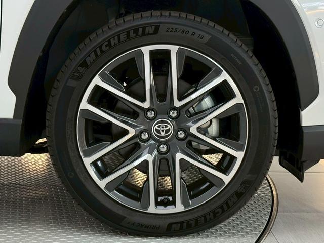 カローラクロス ハイブリッド　Ｚ　【パノラマルーフ付き】　　１０．５インチコネクトナビ　パノラミックビューモニター　ブラインドスポットモニター　置くだけ充電　ステアリングヒーター　アクセサリーコンセント　パワーバックドア　純正１８ＡＷ（35枚目）