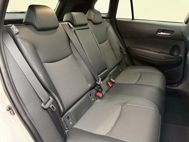カローラクロス ハイブリッド　Ｚ　【パノラマルーフ付き】　　１０．５インチコネクトナビ　パノラミックビューモニター　ブラインドスポットモニター　置くだけ充電　ステアリングヒーター　アクセサリーコンセント　パワーバックドア　純正１８ＡＷ（41枚目）