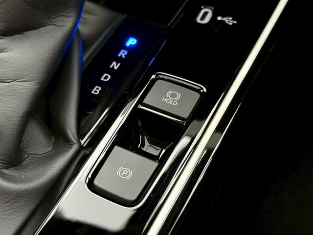 カローラクロス ハイブリッド　Ｚ　【パノラマルーフ付き】　　１０．５インチコネクトナビ　パノラミックビューモニター　ブラインドスポットモニター　置くだけ充電　ステアリングヒーター　アクセサリーコンセント　パワーバックドア　純正１８ＡＷ（65枚目）