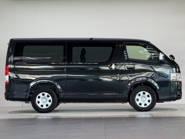 ハイエースバン ロングスーパーＧＬ　ダークプライムＳ　【ディーゼル車】デジタルインナーミラー　パノラミックビューモニター対応　両側電動パワースライドドア　ＬＥＤヘッドライト　ＡＣ１００Ｖ　プッシュスタート　２０ｔｈ記念スカッフプレート　純正１５インチＡＷ（7枚目）